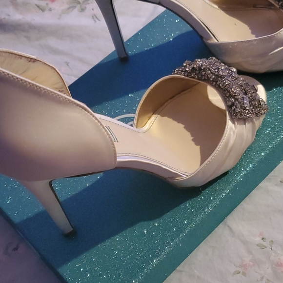 Shoes - Picture 6 of 8